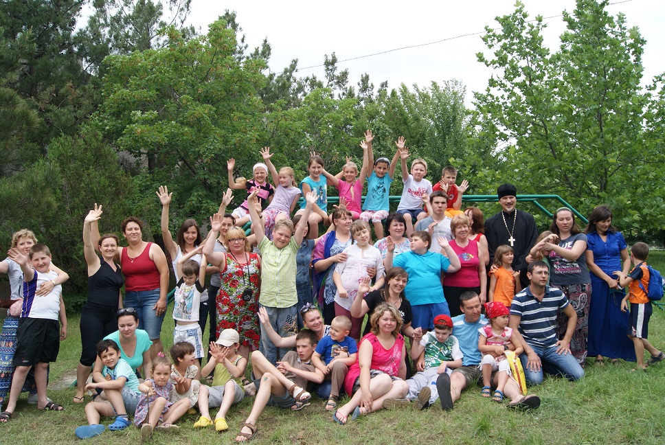 Протоиерей Андрей Шамро и семьи с детьми на инклюзивном семейном отдыхе в Кабардинке