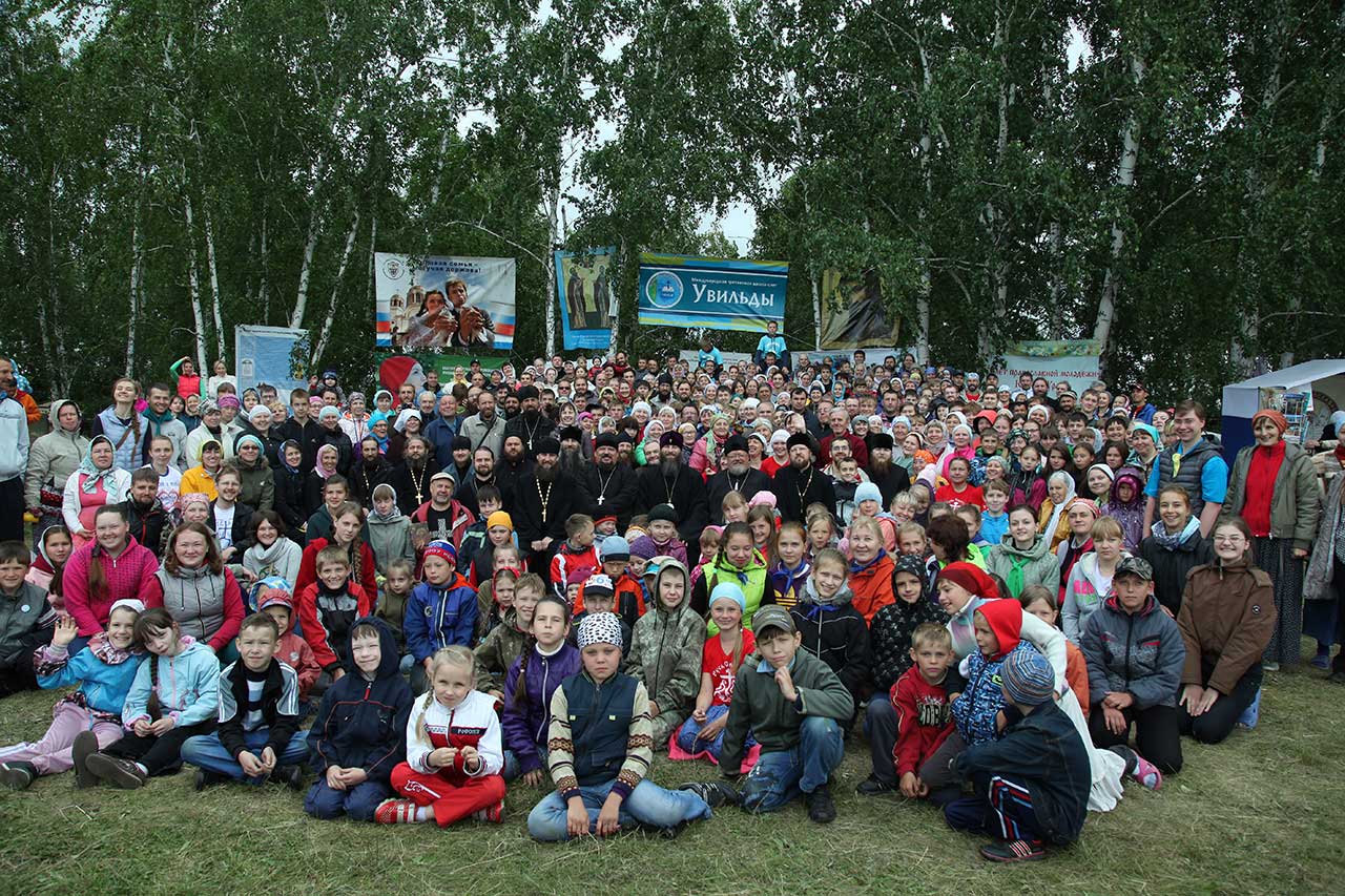Участники слета "Увильды" вместе с митрополитом Челябинским и Златоустовским Никодимом