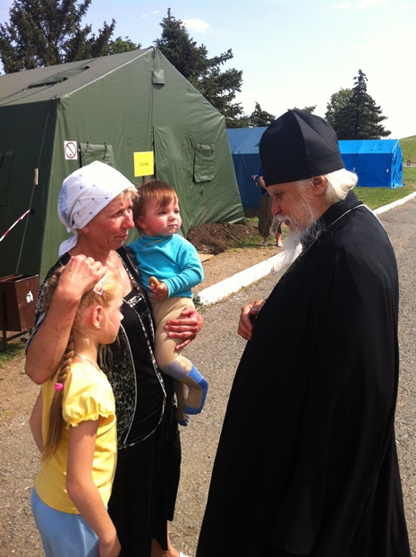 Епископ Орехово-Зуевский Пантелеимон беседует с семьей из Украины в палаточном лагере МЧС Матвеев Курган