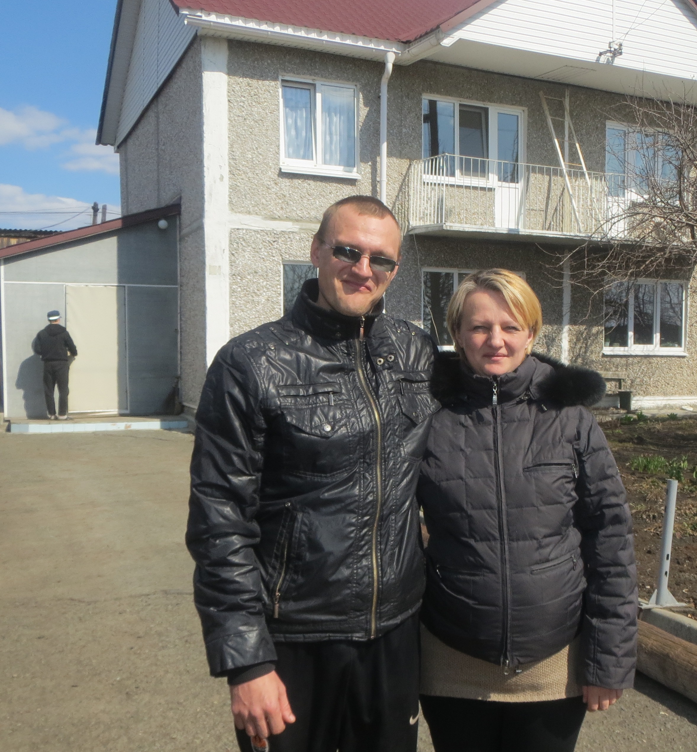 Многодетные родители Светлана и Александр Грубик около нового дома. 