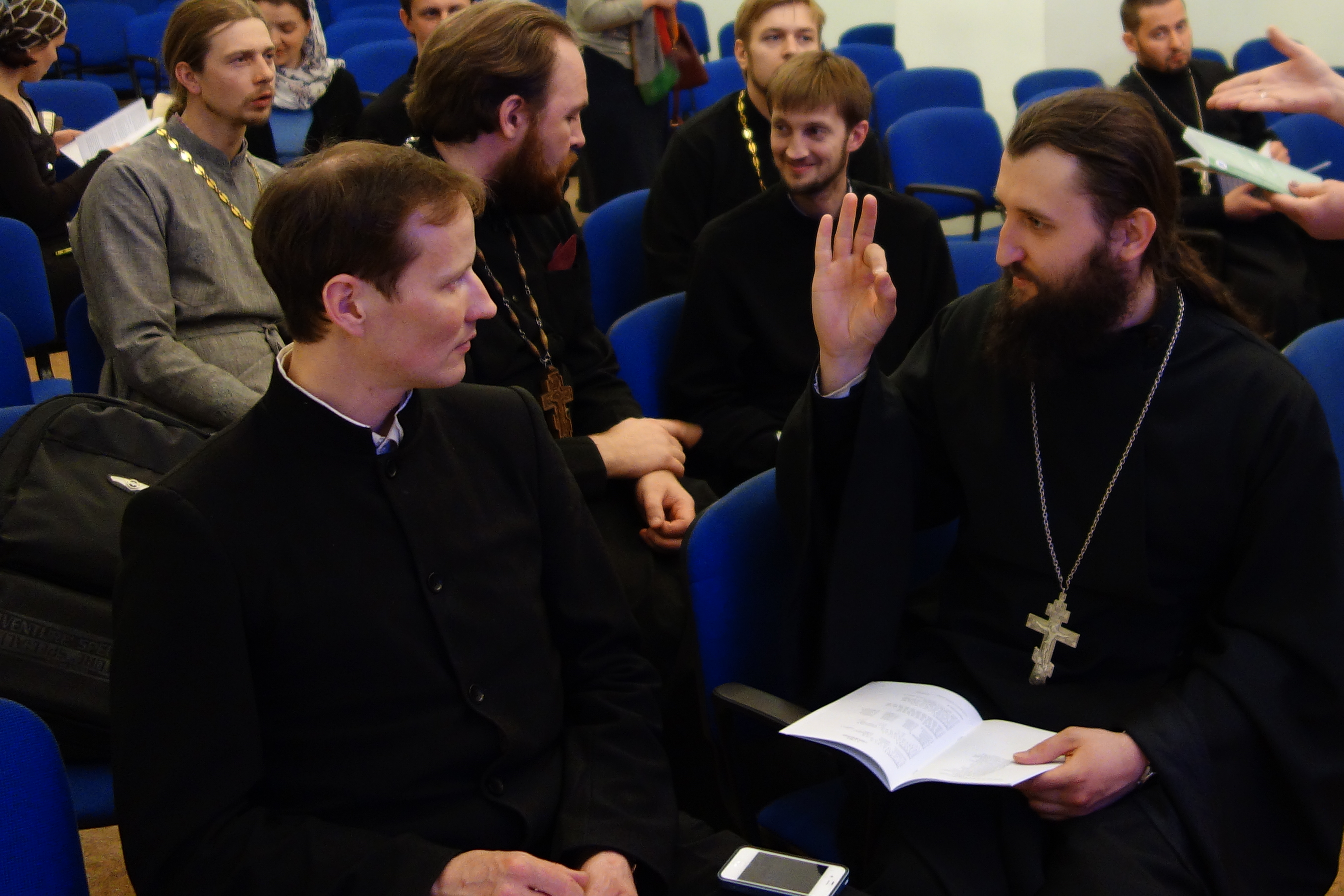 Священники обучались пальцевой азбуке и жестовой лексике 