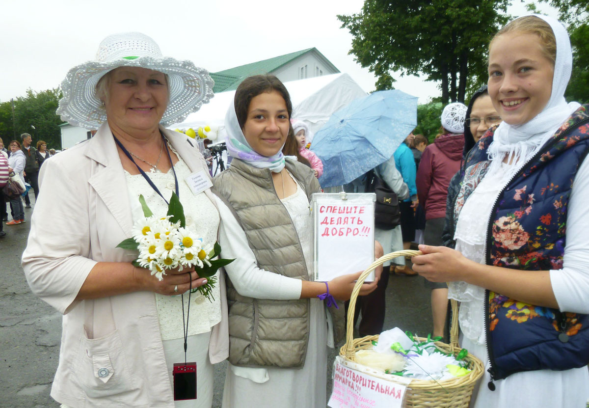 Волонтеры дарили каждому жертвователю символ праздника – белый цветок