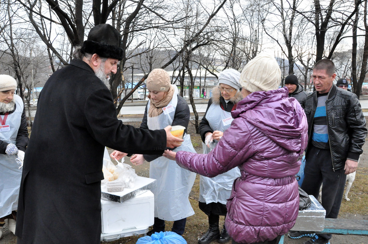 Духовник службы «Милосердие» Находкинской епархии священник Георгий Москаленко вместе с волонтерами раздает бездомным горячую пищу