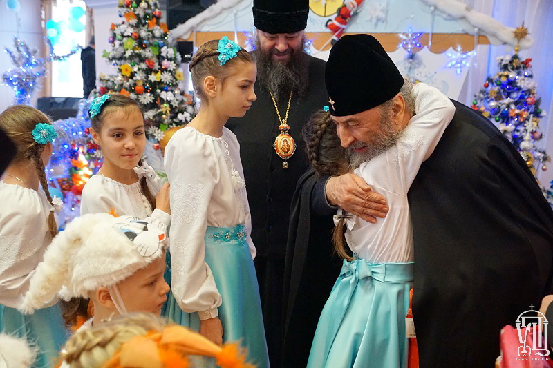 Блаженнейший митрополит Онуфрий совершил Литургию в Банченском монастыре и посетил детские дома, опекаемые обителью