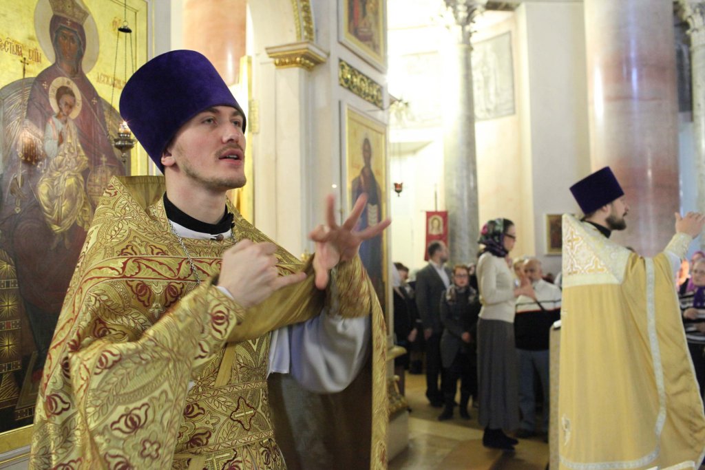 Божественная литургия с сурдопереводом. Фото диакона Андрея Радкевича