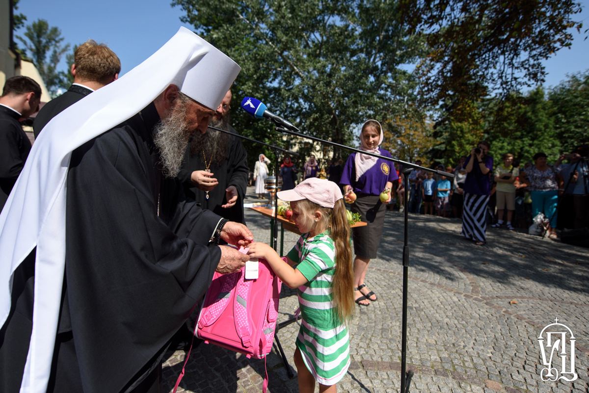 В Украинской Православной Церкви помогают малообеспеченным семьям собрать детей в школу