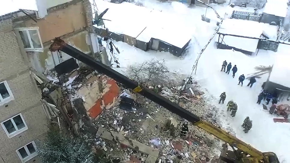 Разбор завалов на месте обрушения жилого дома в городе Юрьевец (22 декабря 2017 года). Фото предоставлено агентству РИА Новости МЧС Российской Федерации