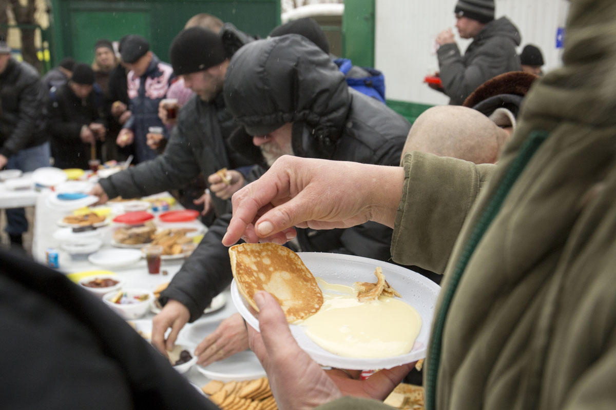 Православная служба «Милосердие» накормит московских бездомных блинами на Масленицу