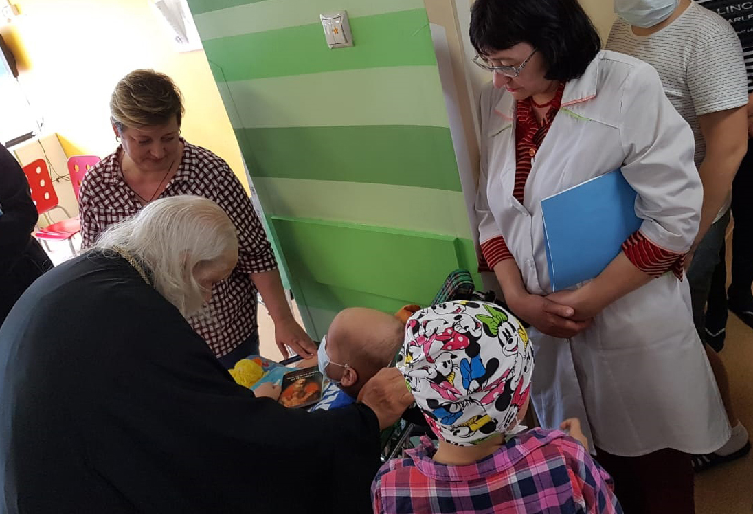 Епископ Пантелеимон навестил больных детей в московском онкологическом центре