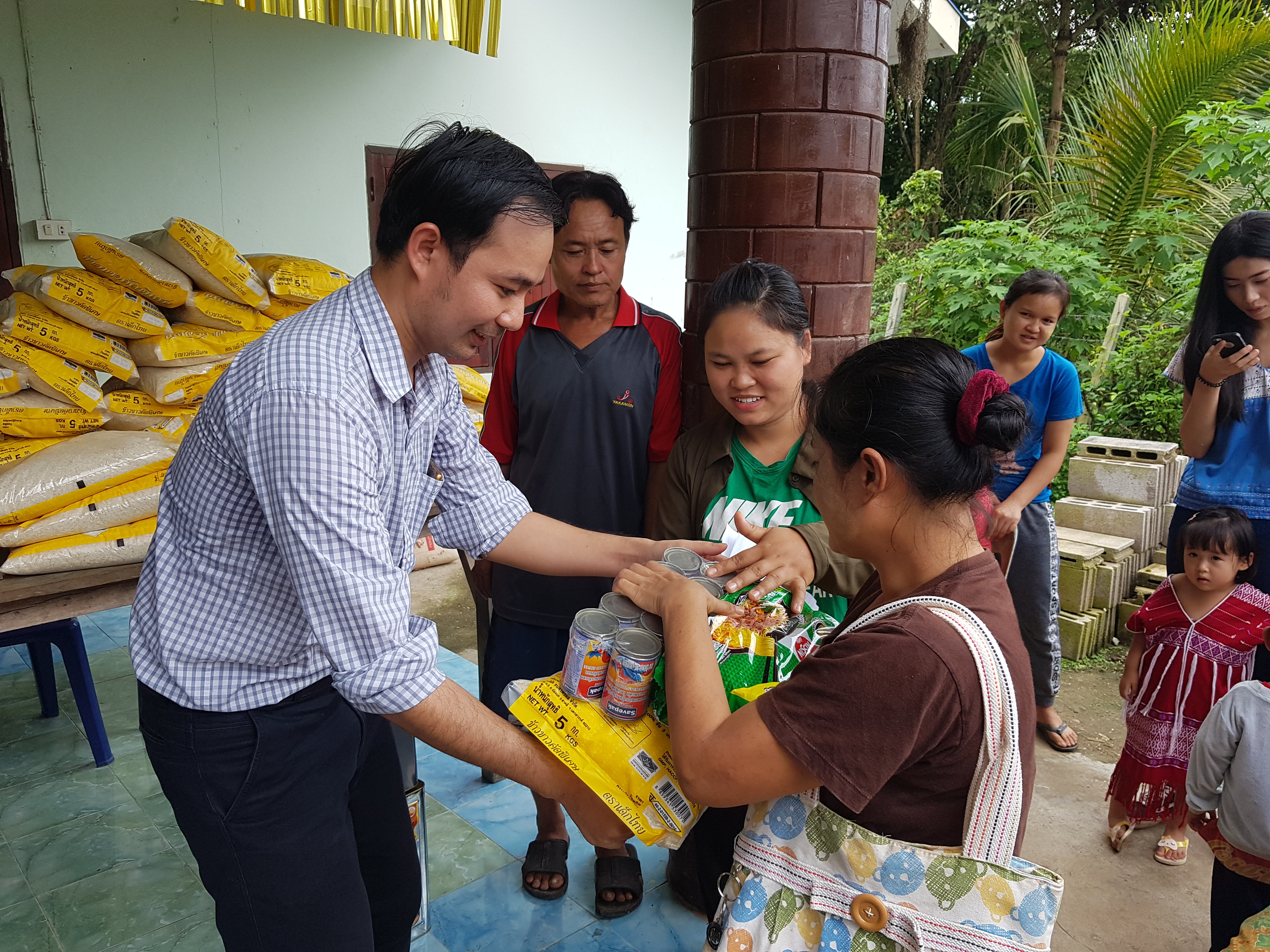 Патриаршее благочиние в Таиланде оказало благотворительную помощь беженцам-каренам