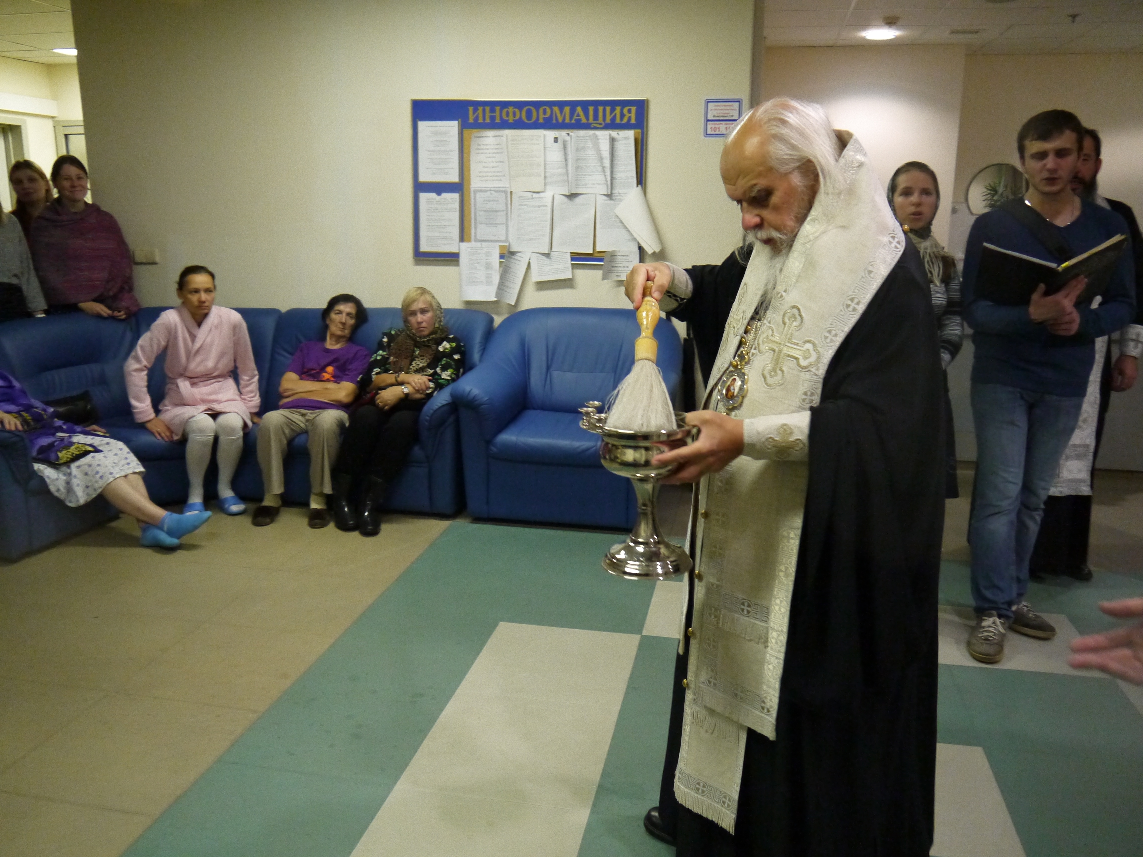 Епископ Орехово-Зуевский Пантелеимон совершил молебен в холле отделения неврологии Боткинской больницы