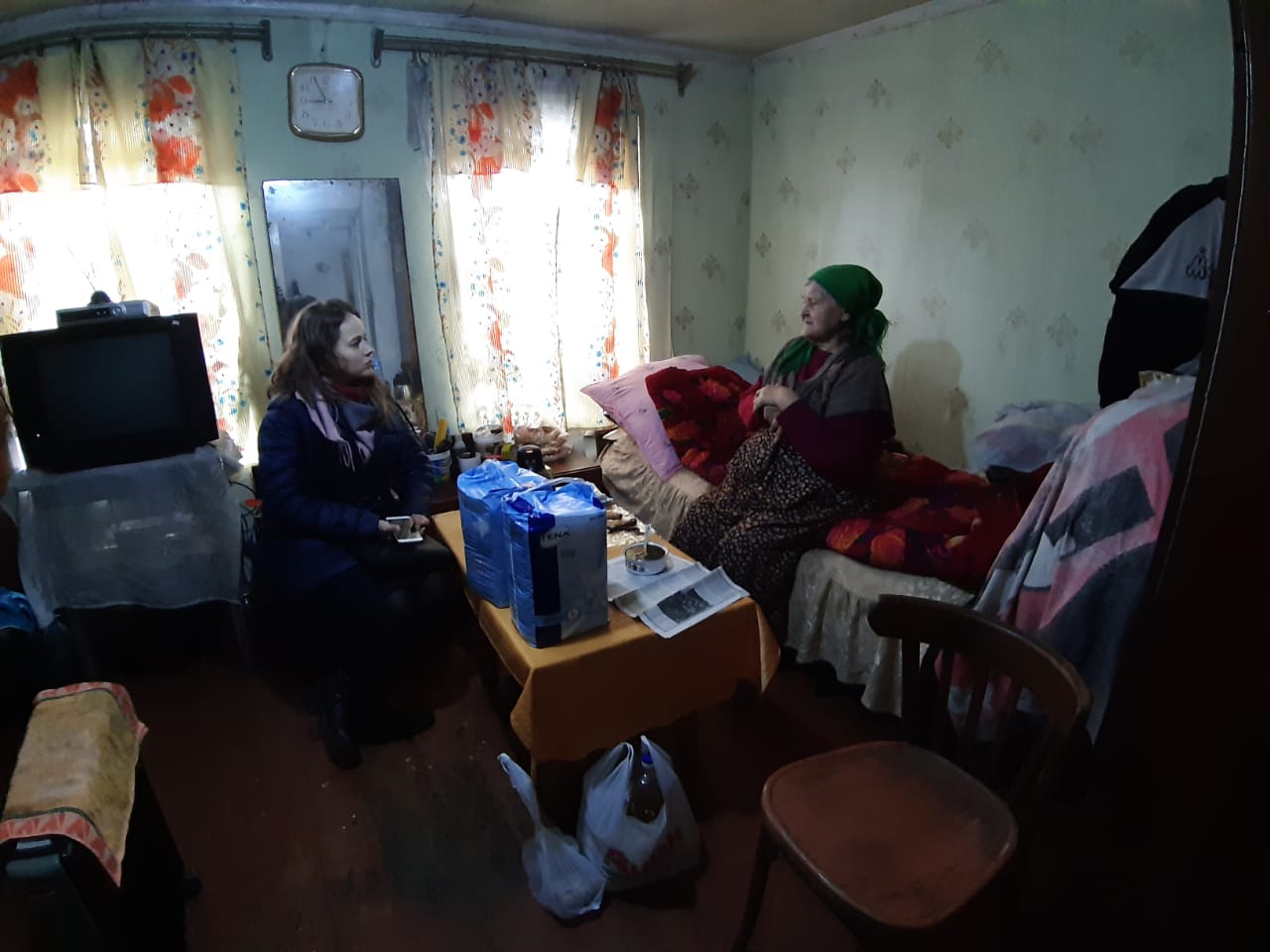 Руководитель направления помощи в ЧС Синодального отдела по благотворительности Полина Юферева посещает русские семьи 