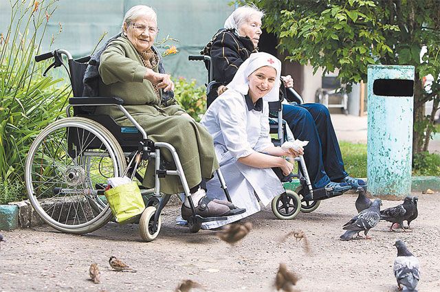 Бабушки уходят в небо. В Москве их провожает медсестра из Новой Зеландии