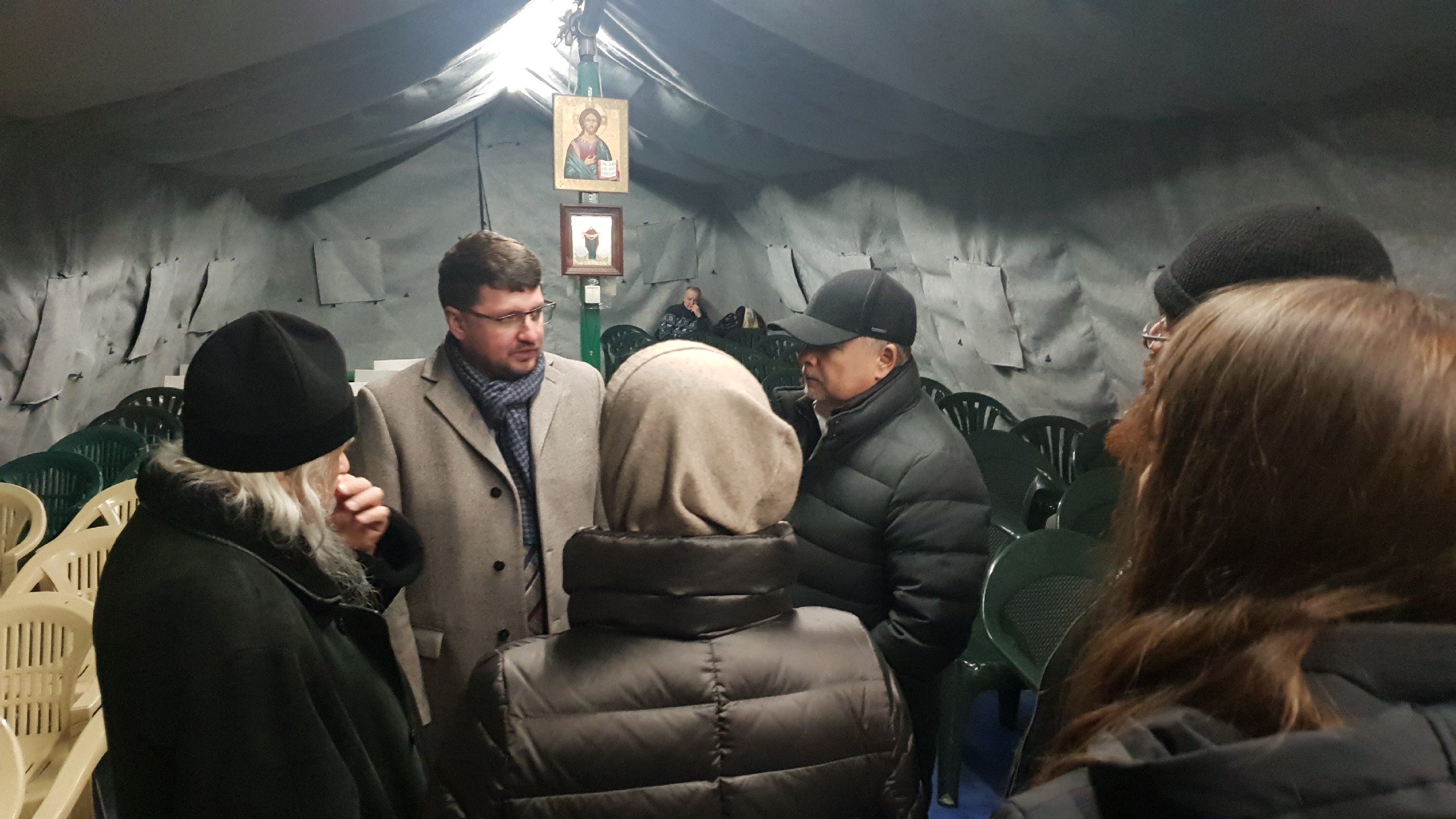 Евгений Стружак и Виктор Костин в палатке «Ангара спасения»