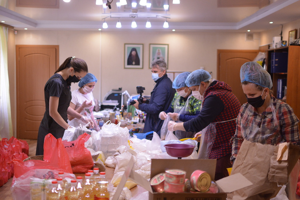 Фасовка продуктов православными добровольцами Выксунской епархии
