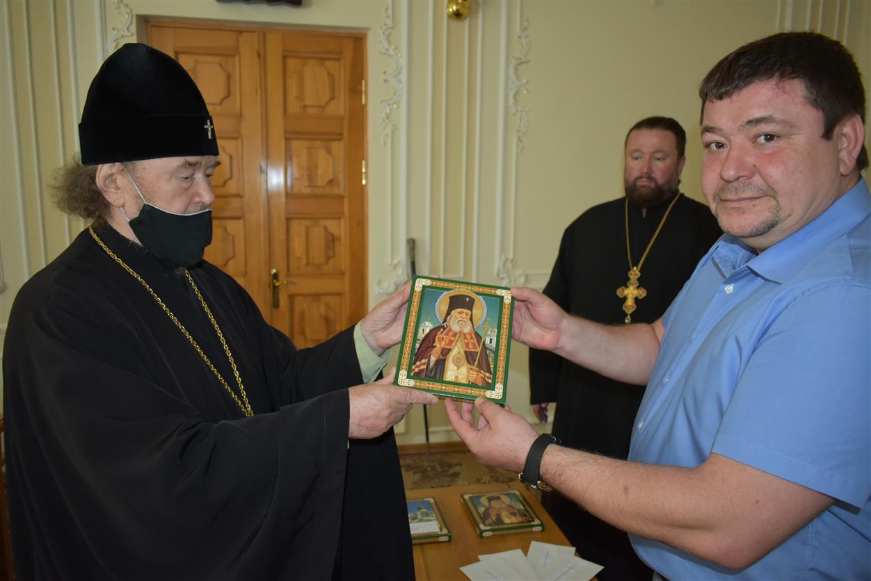 Митрополит Симферопольский и Крымский Лазарь передает икону святителя Луки Крымского для пострадавших