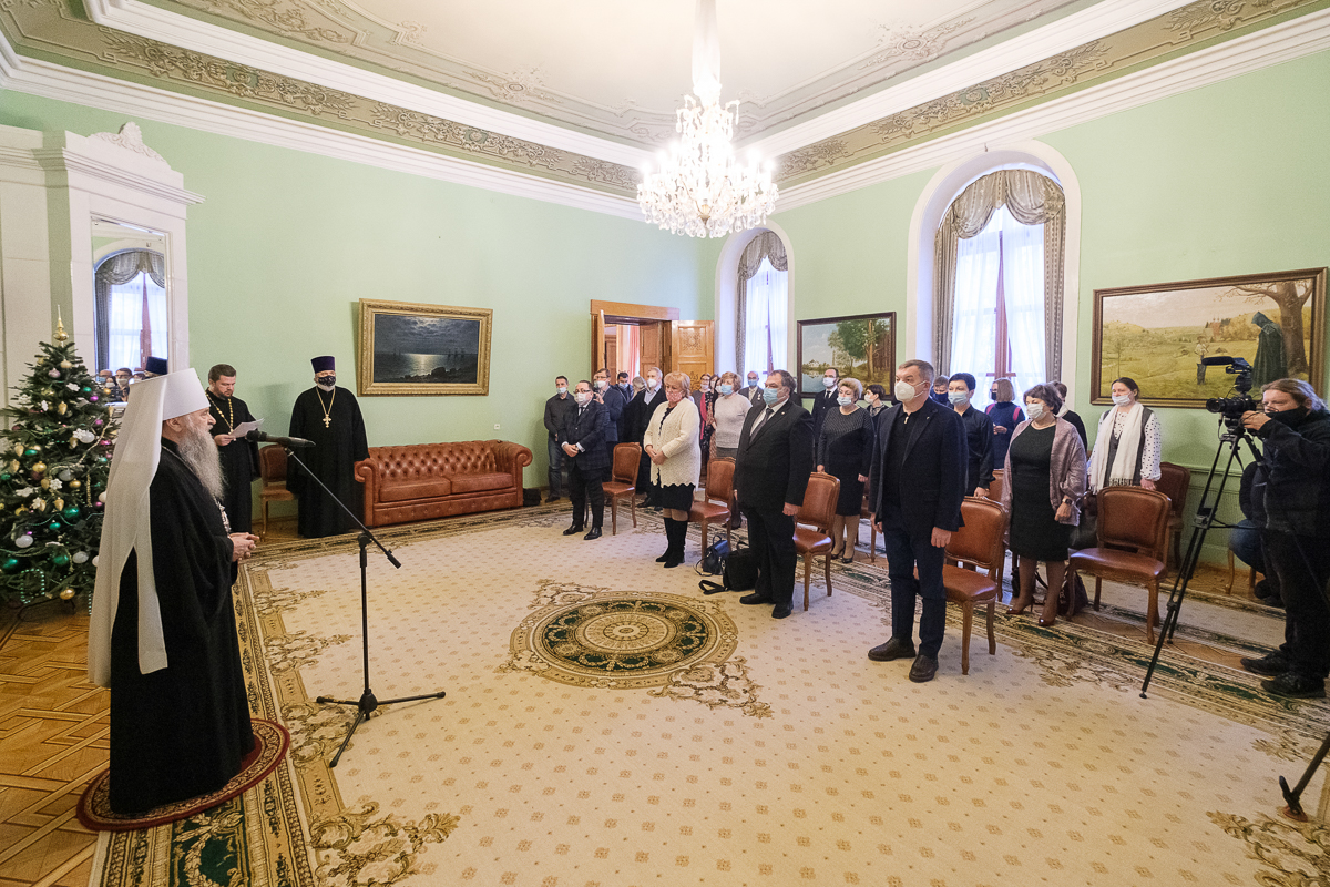 Митрополит Санкт-Петербургский и Ладожский Варсонофий вручает Патриаршие награды медикам Санкт-Петербурга