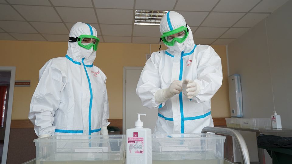 Медики, получившие средства защиты от благотворительного фонда «Спаси и сохрани» в Иркутске