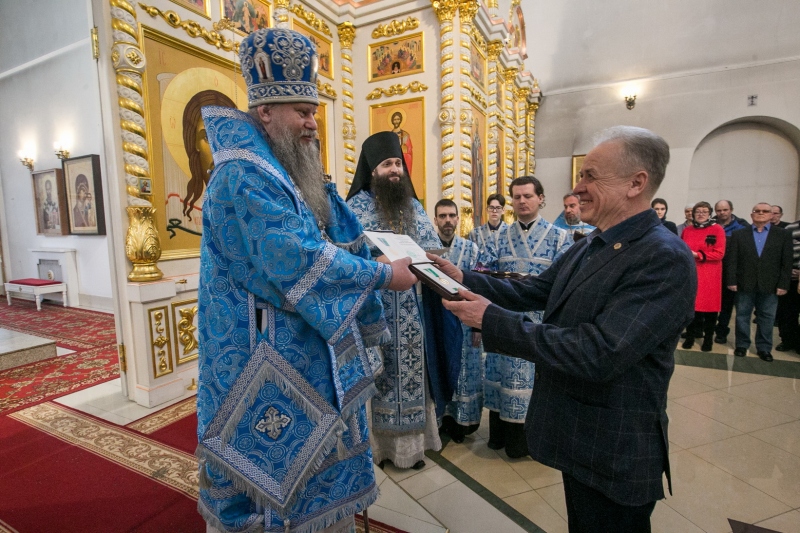 Епископ Искитимский и Черепановский Лука вручает Патриаршие награды медикам Искитима