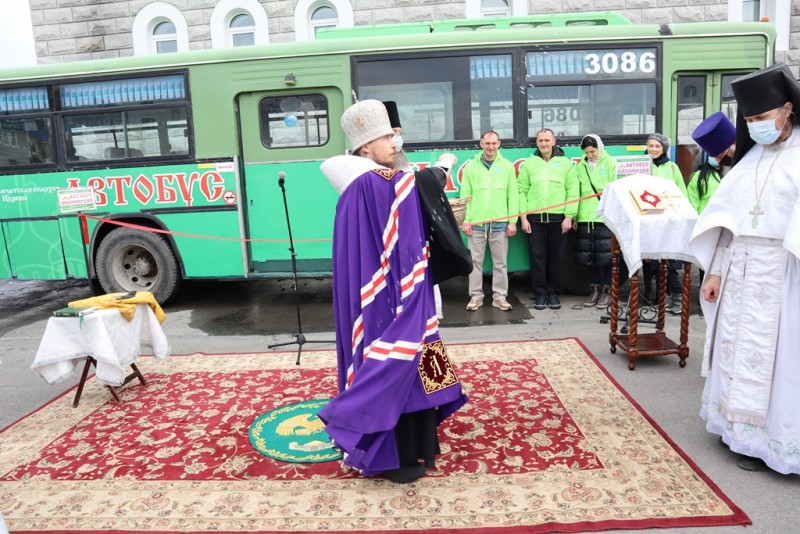Архиепископ Петропавловский и Камчатский Феодор совершает освящение «Автобуса милосердия»
