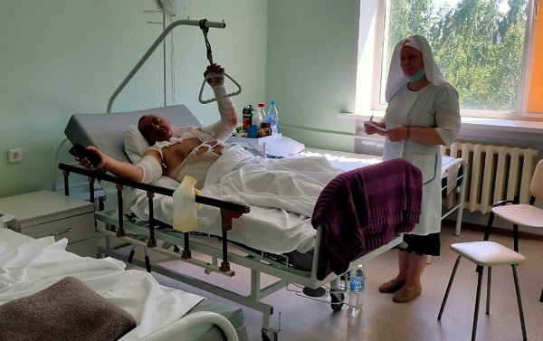 Сестры милосердия посетили пострадавших при взрыве на АЗС в Новосибирске