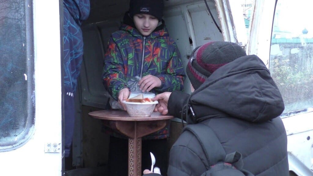 Раздача горячего питания нуждающимся людям в Иваново