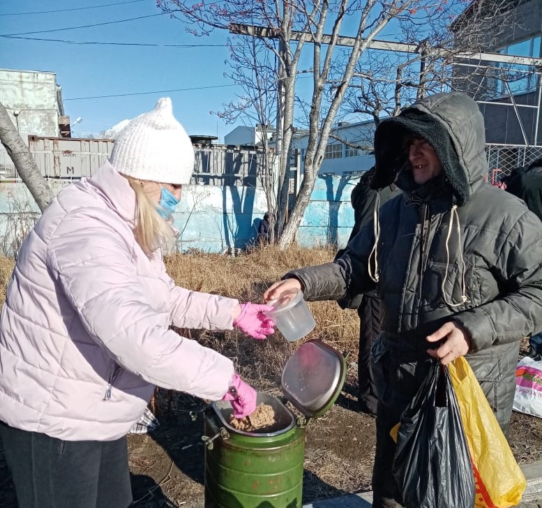 Раздача горячих обедов бездомным православными добровольцами в Петропавловске-Камчатском