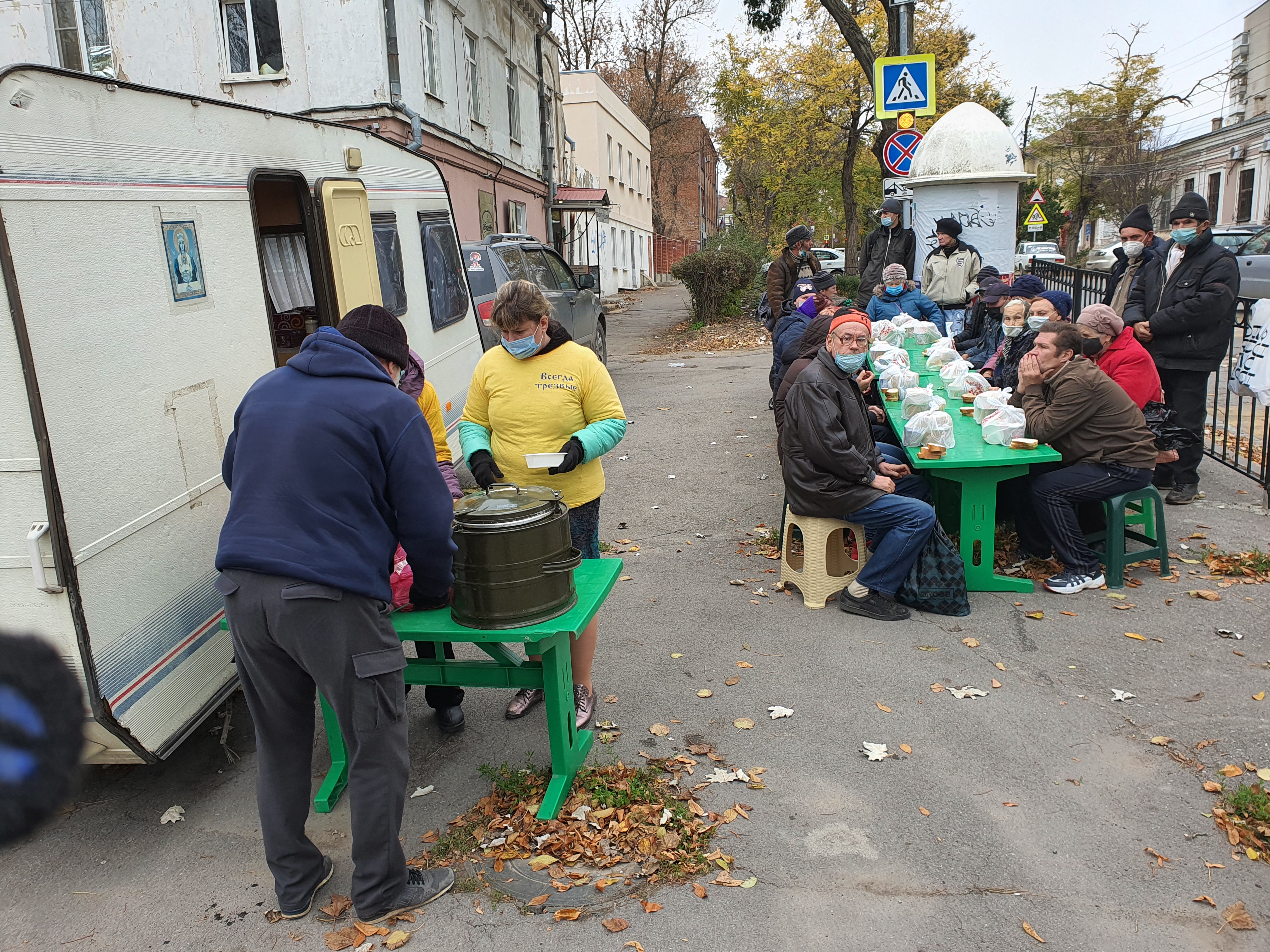 Православные добровольцы кормят бездомных и малоимущих жителей Таганрога