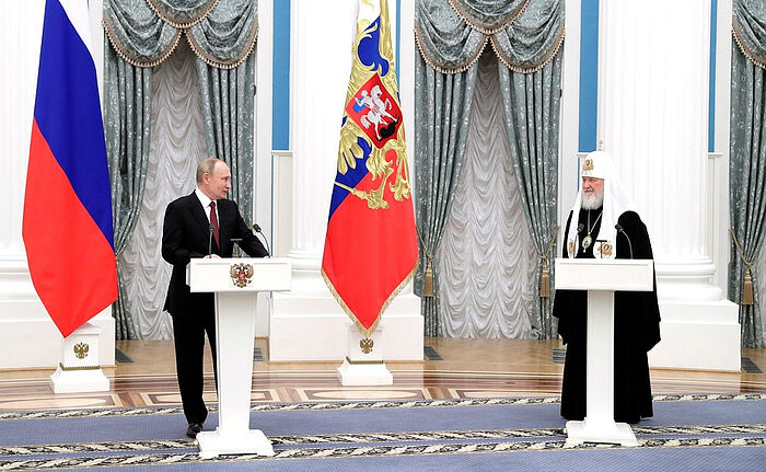 Владимир Путин и Святейший Патриарх Московский и всея Руси Кирилл во время церемонии награждения в Екатерининском зале Кремля