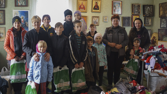 Передача помощи нуждающимся семьям от Киево-Печерской лавры 