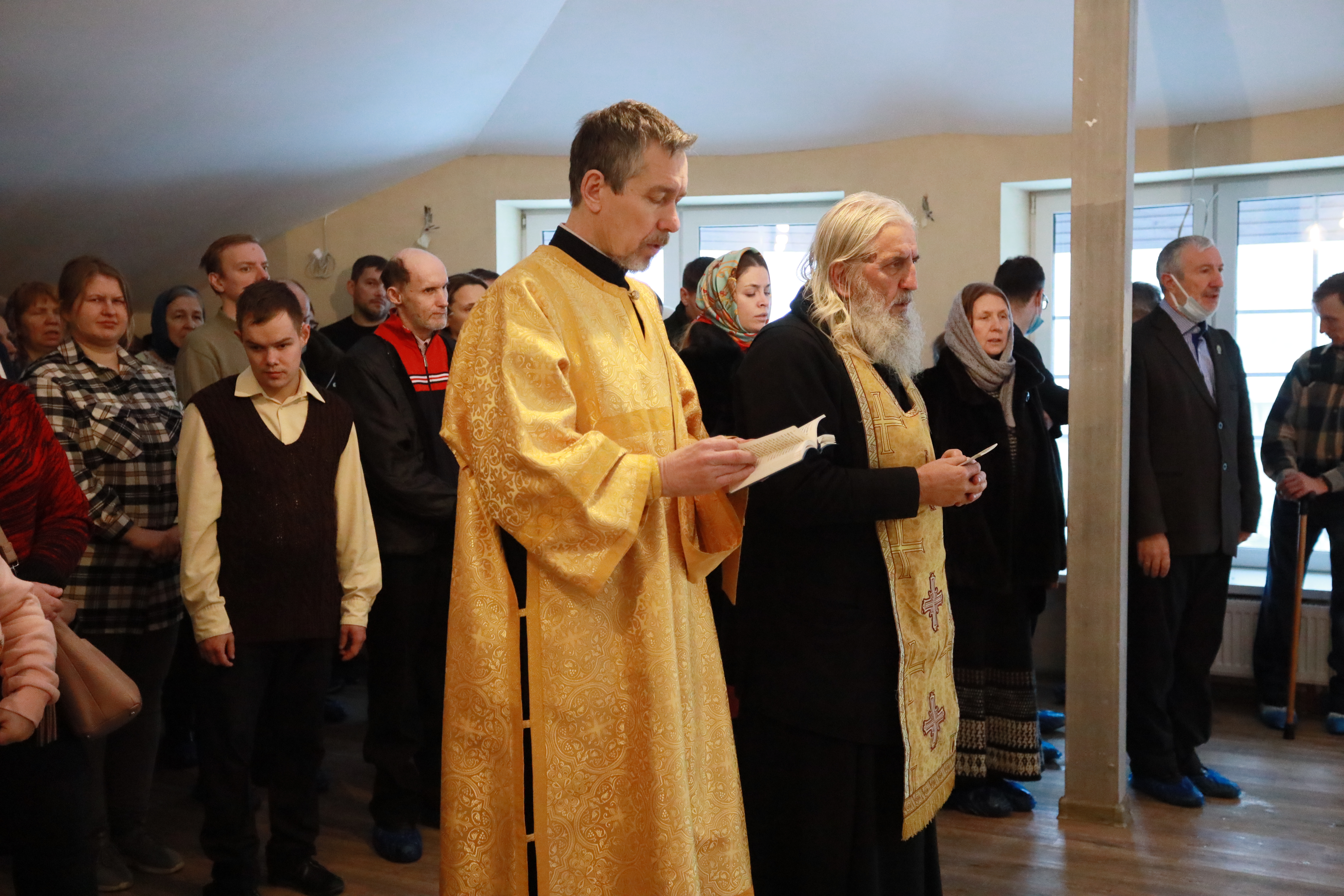 Священник Лев Аршакян совершает молебен в новом корпусе «Дома слепоглухих» в деревне Пучково. Фото: Кристина Киссер