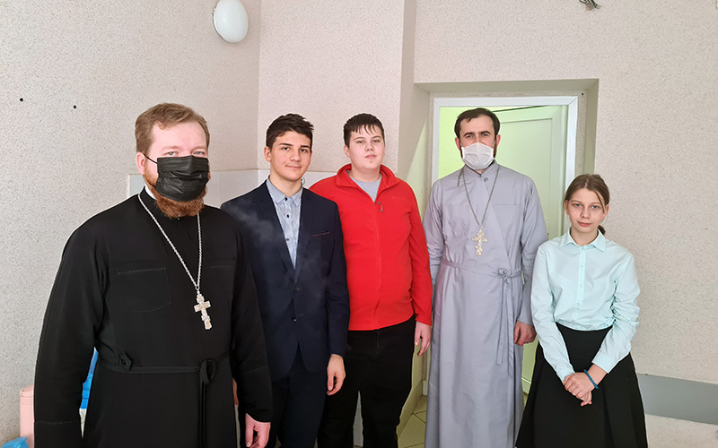 Священники Подольской епархии навещают пострадавших детей в больнице в Люберцах