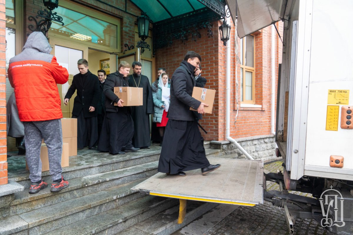 Украинская Православная Церковь передает подарки для учащихся школ-интернатов