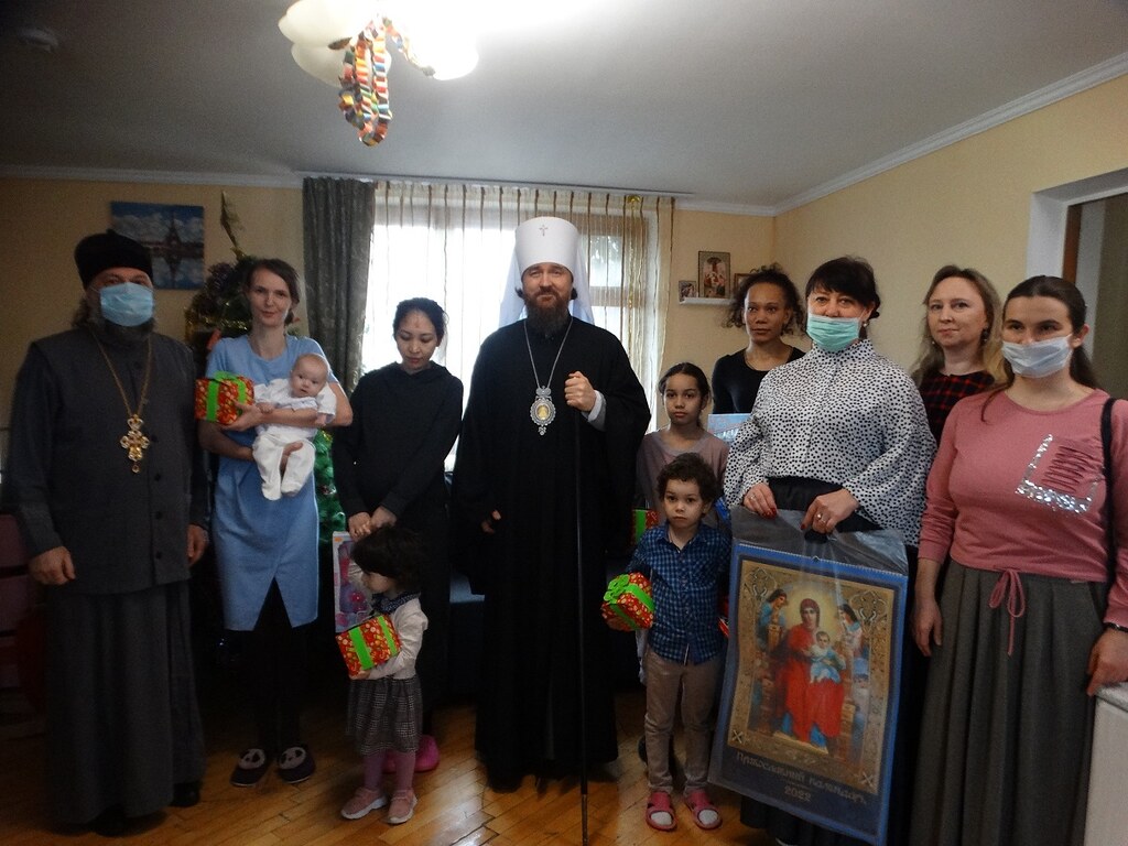 Митрополит Екатеринодарский и Кубанский Григорий в кризисном центре для беременных женщин и матерей с детьми