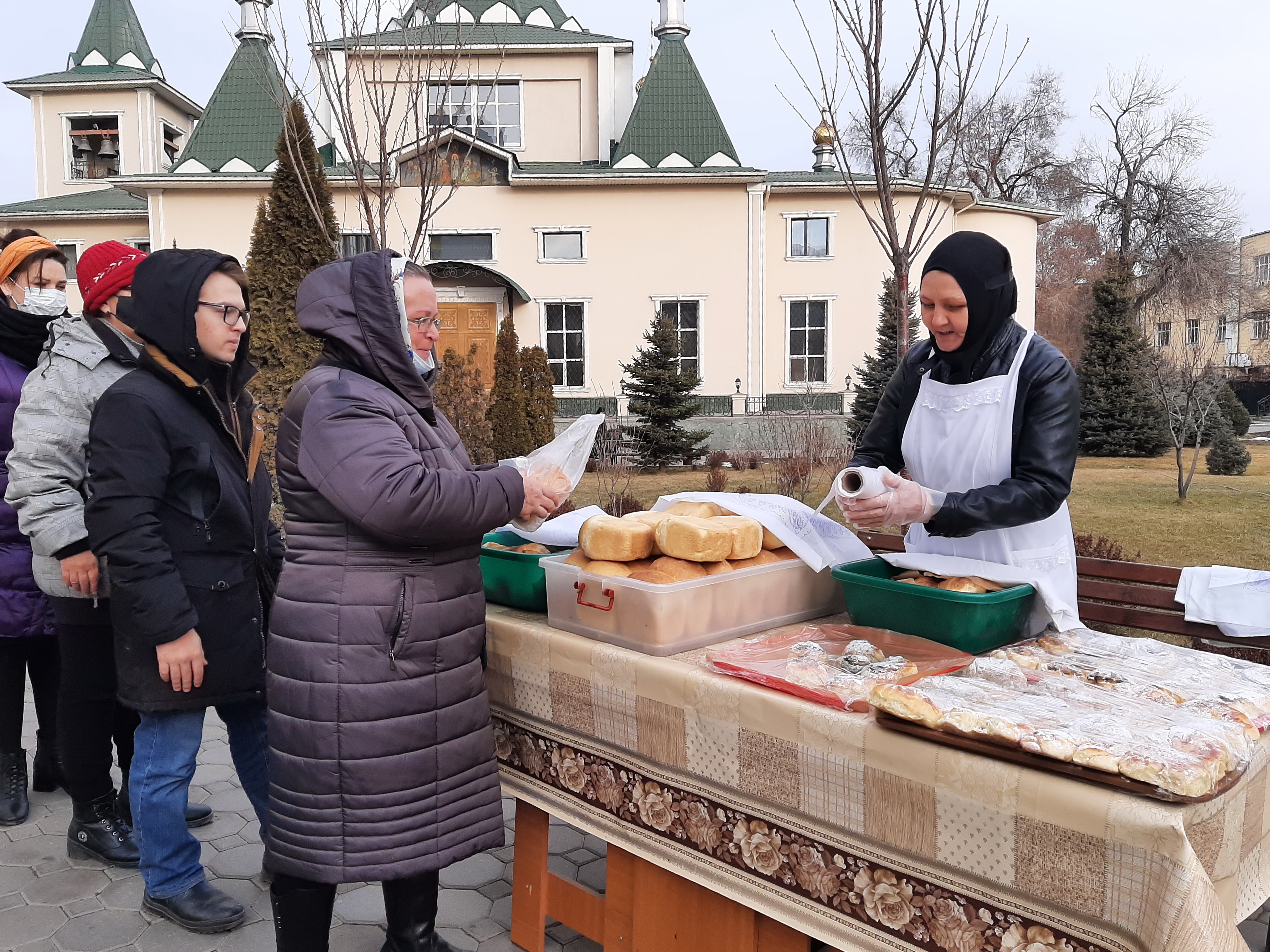 Раздача хлеба нуждающимся от Иверско-Серафимовском женского монастыря в Алма-Ате