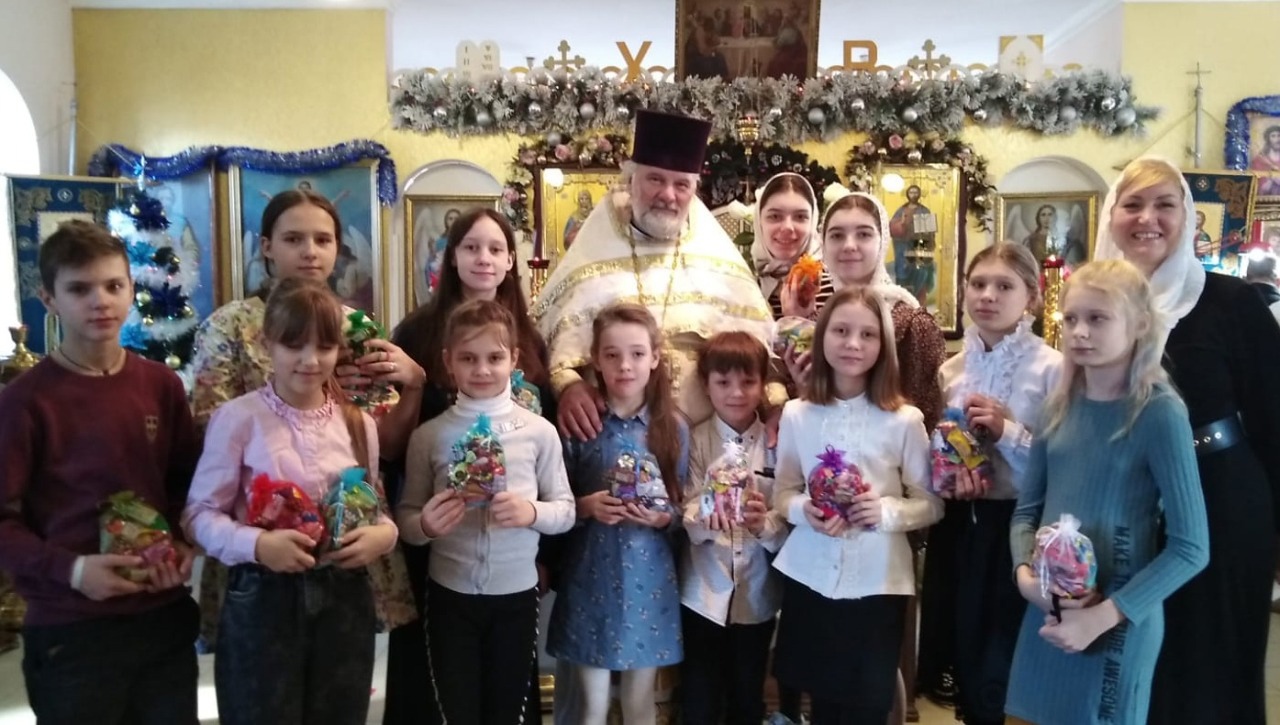 Передача подарков от митрополита Меркурия детям из сел Донского края