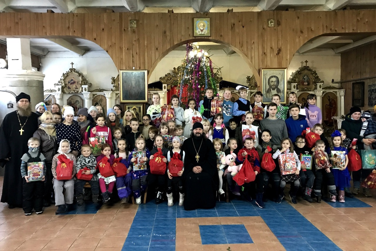 Передача рождественских подарков детям из нуждающихся семей в Яранской епархии