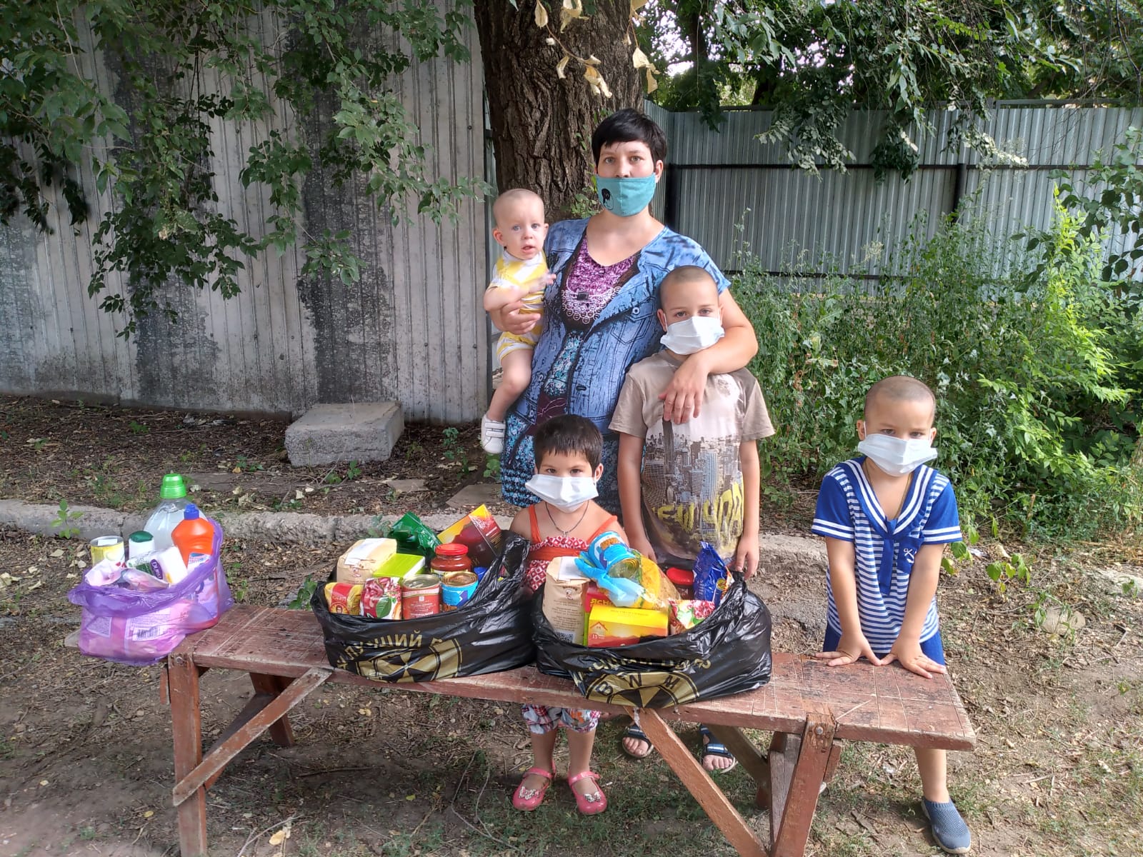 Передача гуманитарной помощи нуждающимся семьям в Шахтинской епархии