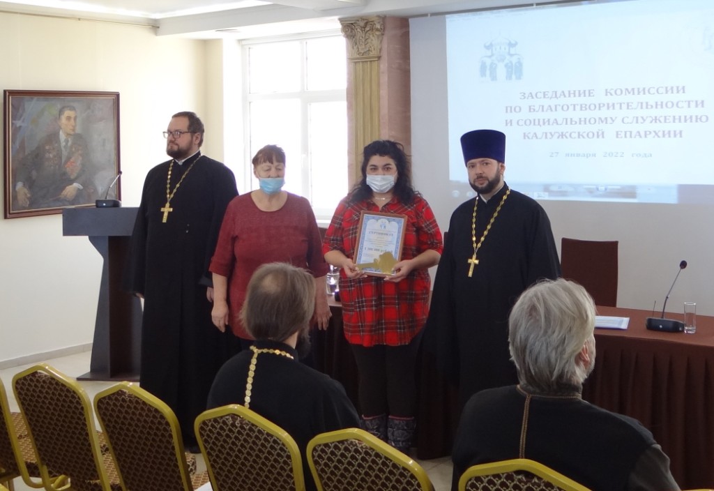 Передача сертификатов нуждающимся семьям в Калужской епархии