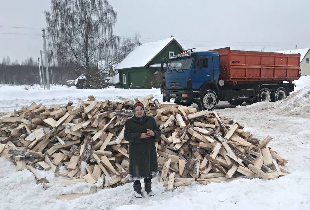 Передача дров нуждающимся пожилым людям в Тверской епархии