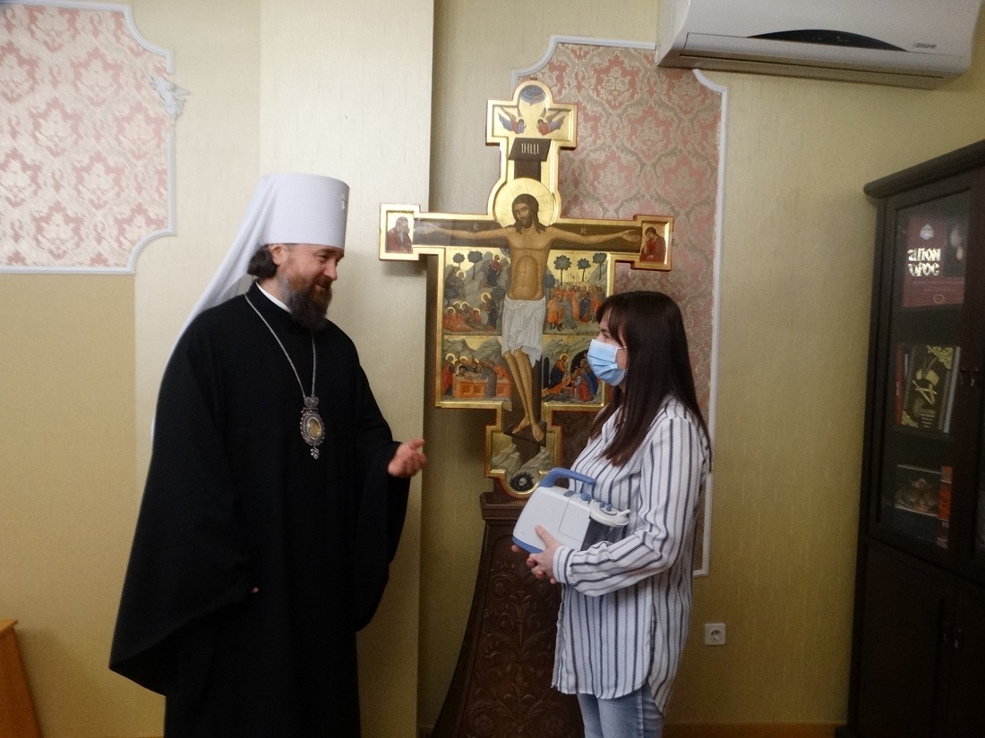 Митрополит Екатеринодарский и Кубанский Григорий передает аспиратор семье тяжелобольного ребенка