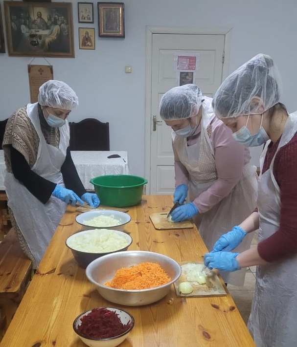 В благотворительной столовой Каменска-Шахтинского готовят ужин для переселенцев