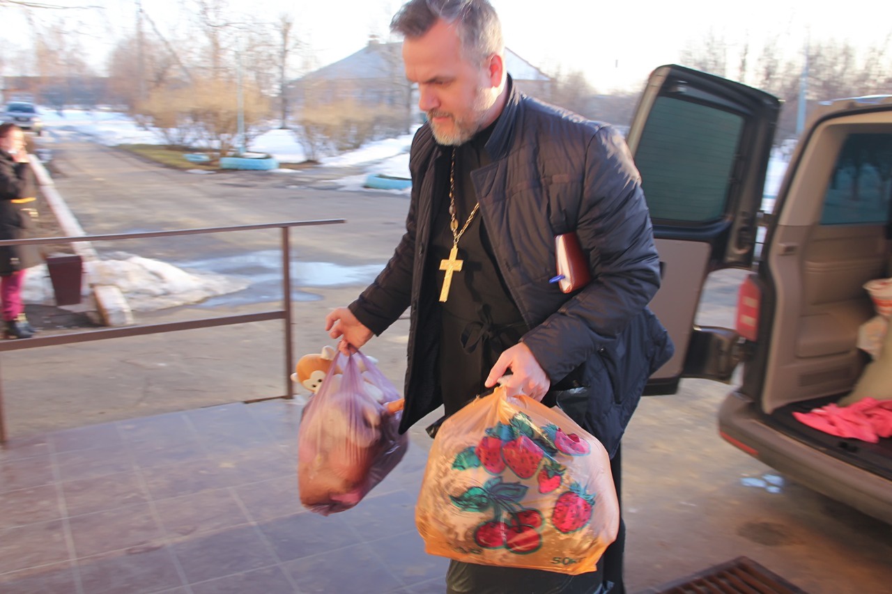 Священники Россошанской епархии Воронежской митрополии доставляют гуманитарную помощь беженцам