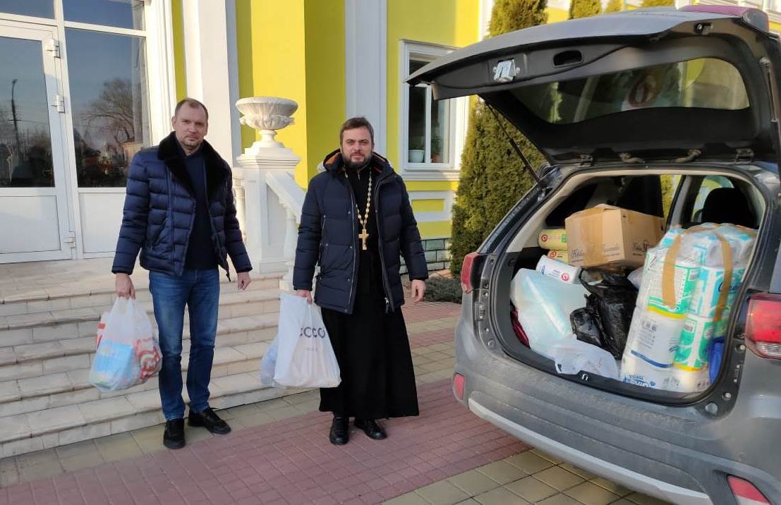 В Ростовской епархии священники доставляют беженцам гуманитарную помощь