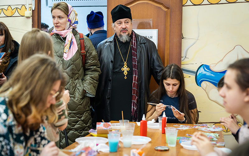 Священники Подольской епархии посещают пункт временного размещения беженцев в Подольске