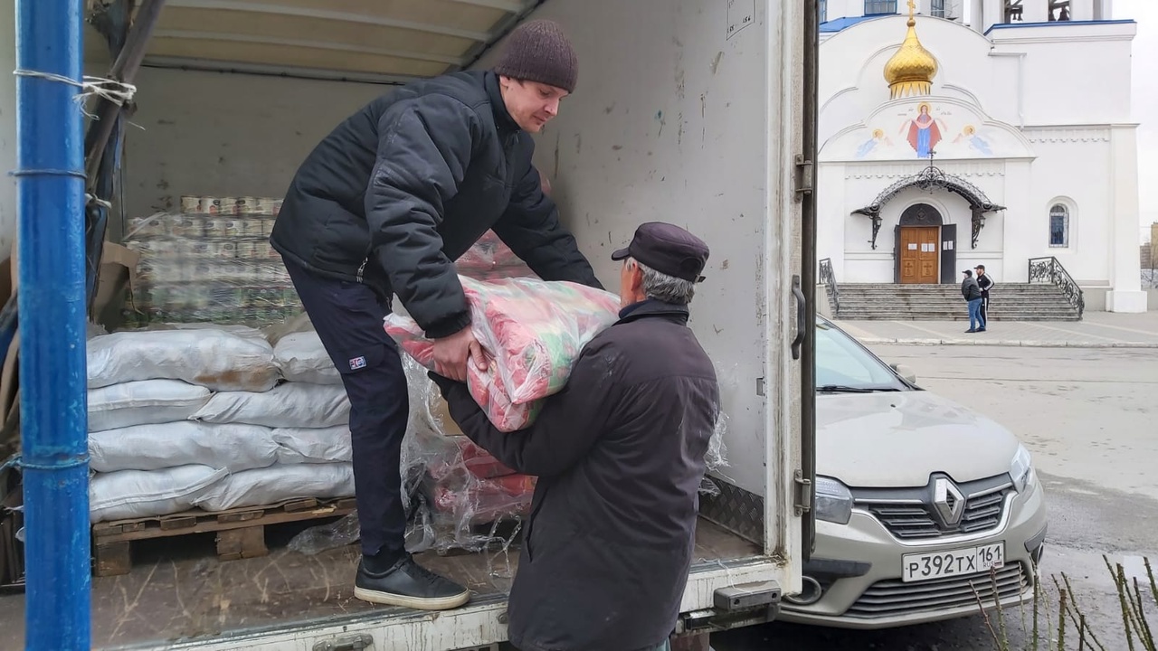 Разгрузка гуманитарной помощи для беженцев из Донбасса в Ростовской епархии