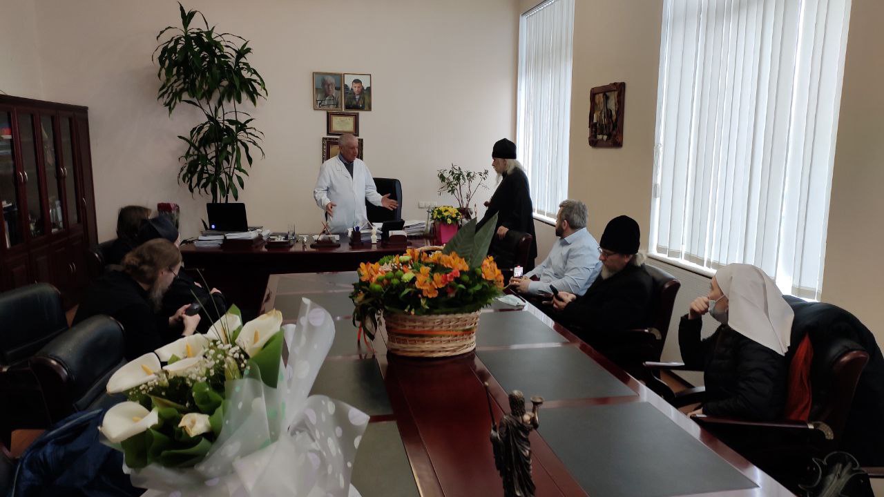 Епископ Пантелеимон в больнице Донецка