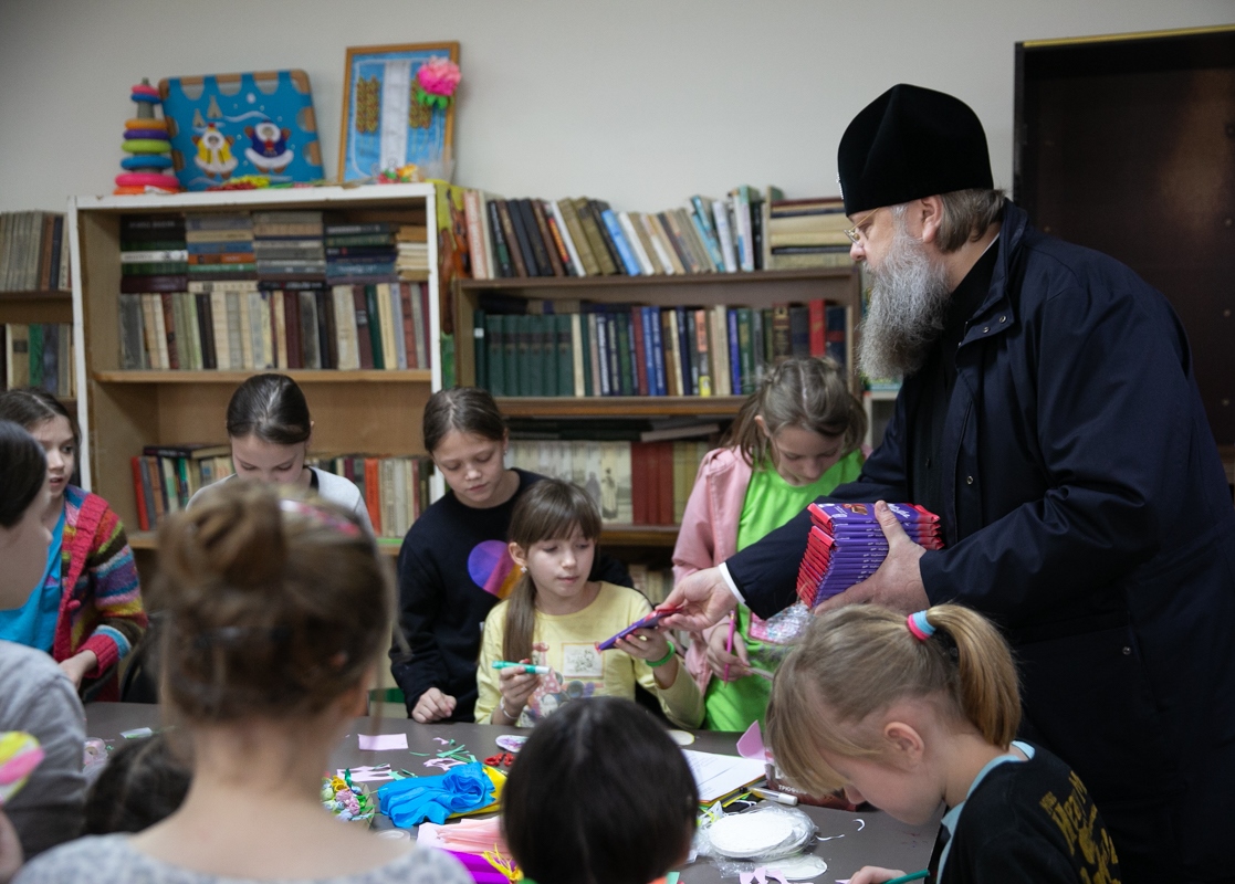 Митрополит Ростовский и Новочеркасский Меркурий передает сладкие подарки детям, эвакуированным с территории Донбасса