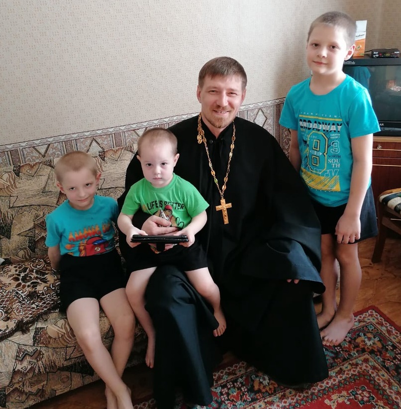 Священники Шахтинской епархии навещают семьи беженцев