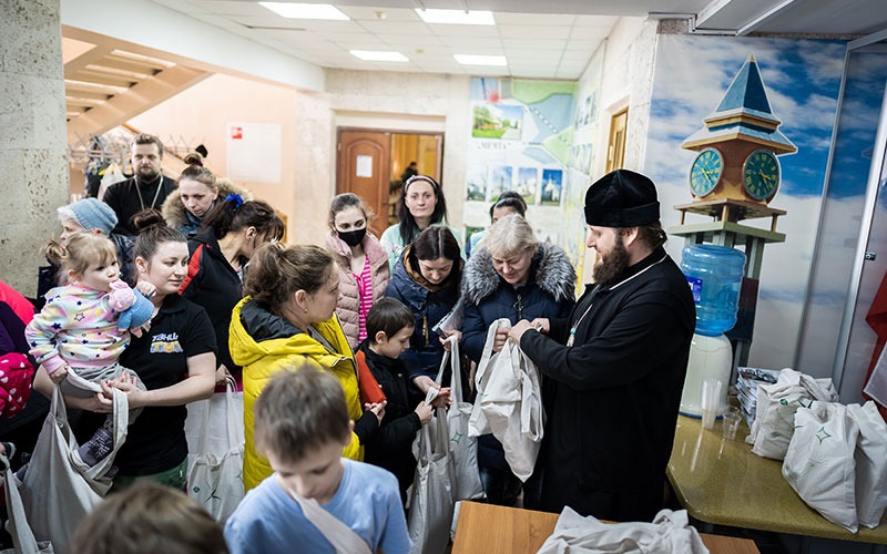 Архиепископ Подольский и Люберецкий Аксий посещает беженцев, находящихся в пункте временного размещения в Подольске